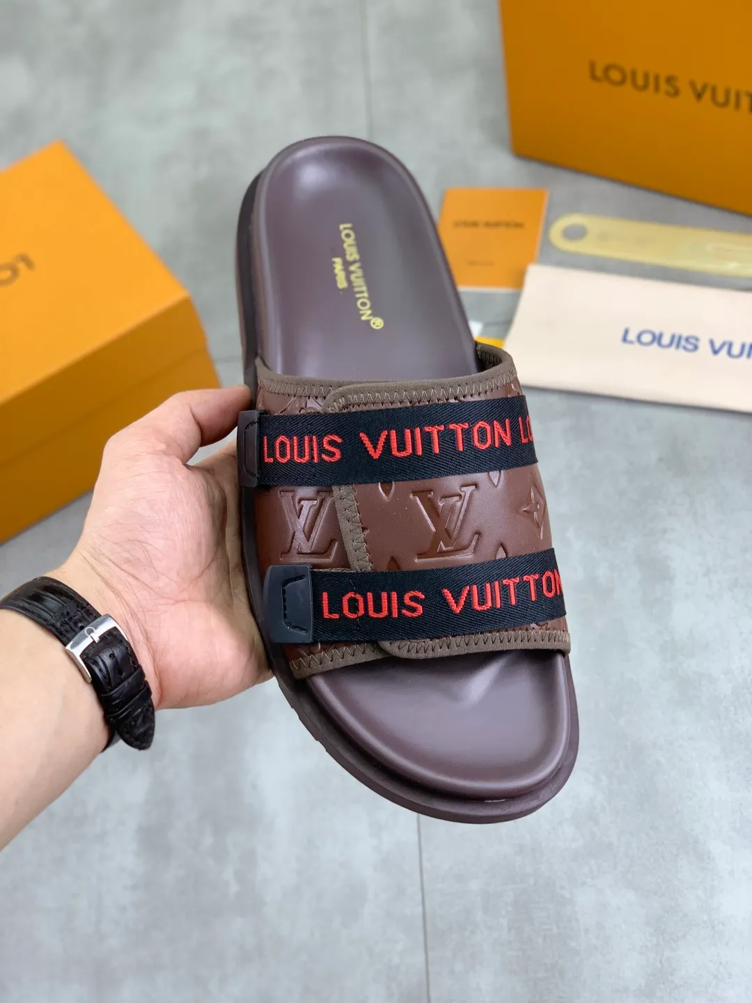 Men's shoes 💰P320💰【New style】🆘 Original quality 【LOUIS VUITTON】The popular Louis Vuitton LV men's slippers on the official website are on sale simultaneously! Original fabric imported from Italy, original factory special supply, code number: 38-44 (45 customized), many colors available